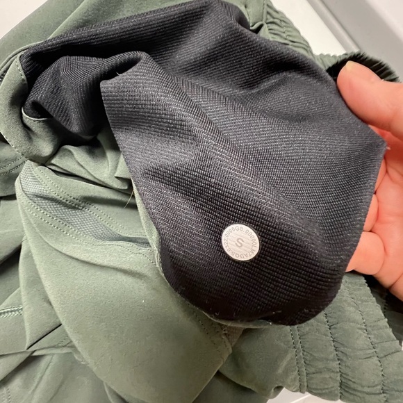 LULULEMON OLIVE GREEN SHORTS 5” INSEAM SIDE ZIPPER POCKET SIZE SMALL - Picture 12 of 12